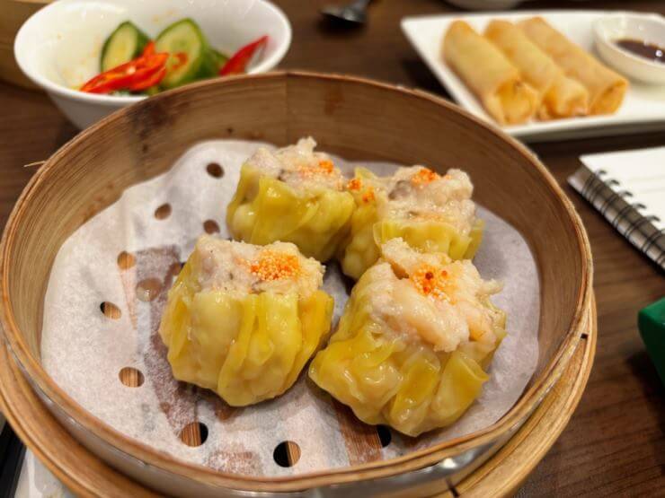 작은 대나무 찜기 안에 시우마이 4개가 사각형 대열로 놓여 있다.
시우마이는 노란색 피가 안은 돼지고기와 새우 소를 주머니처럼 감싸고 있다.