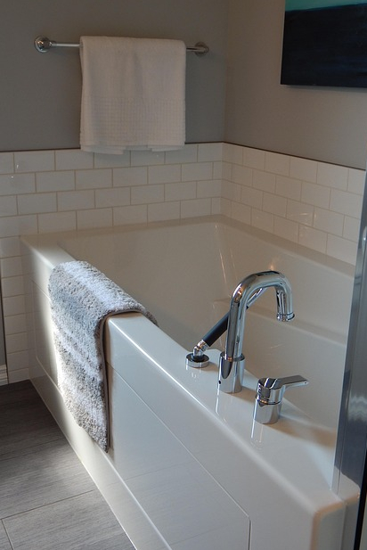 욕실 벽과 바닥 경계에서 곰팡이가 반복되는 이유