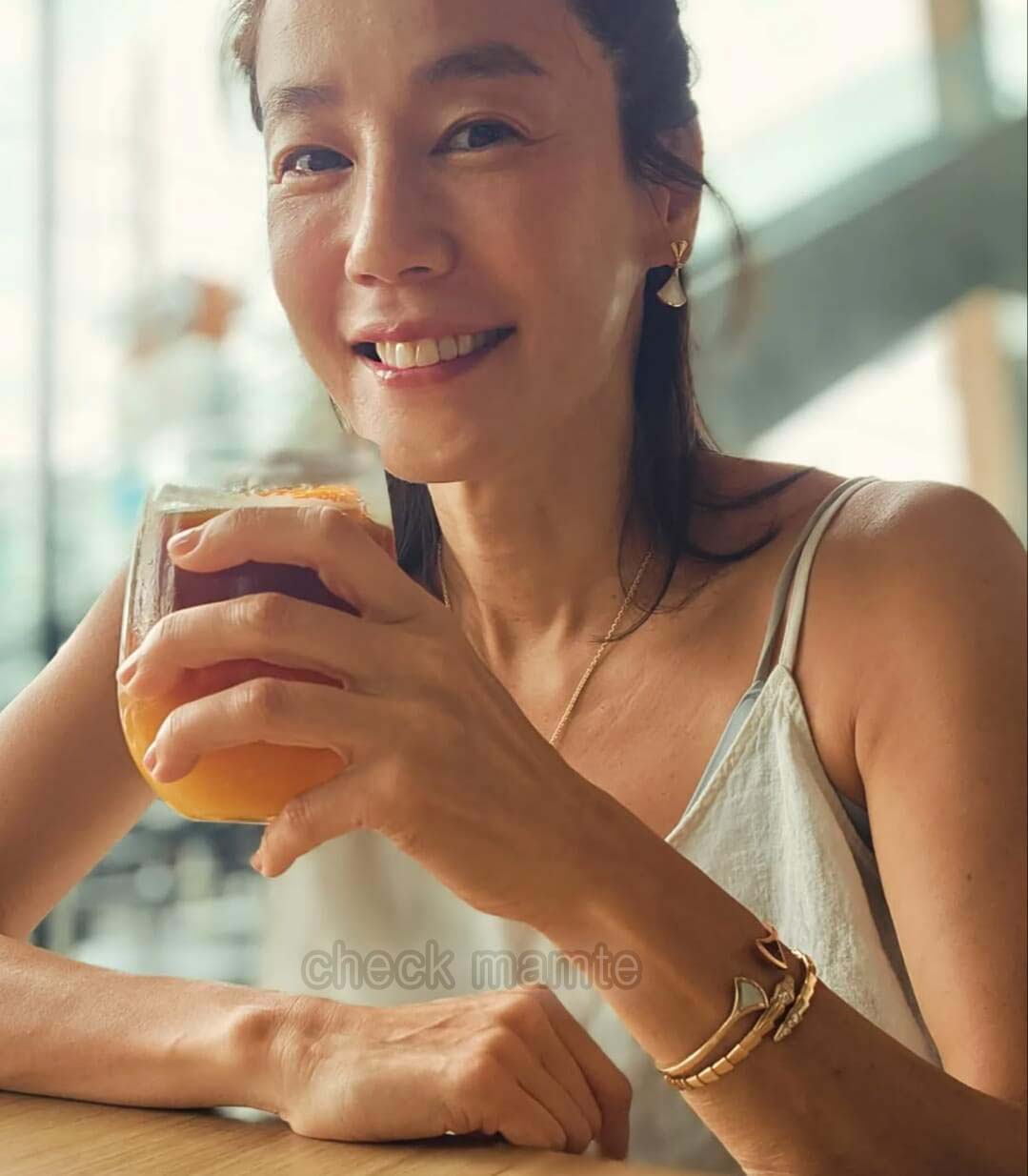 김지호 팔찌 착용