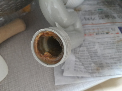 배수관 연결부위 오염 사진