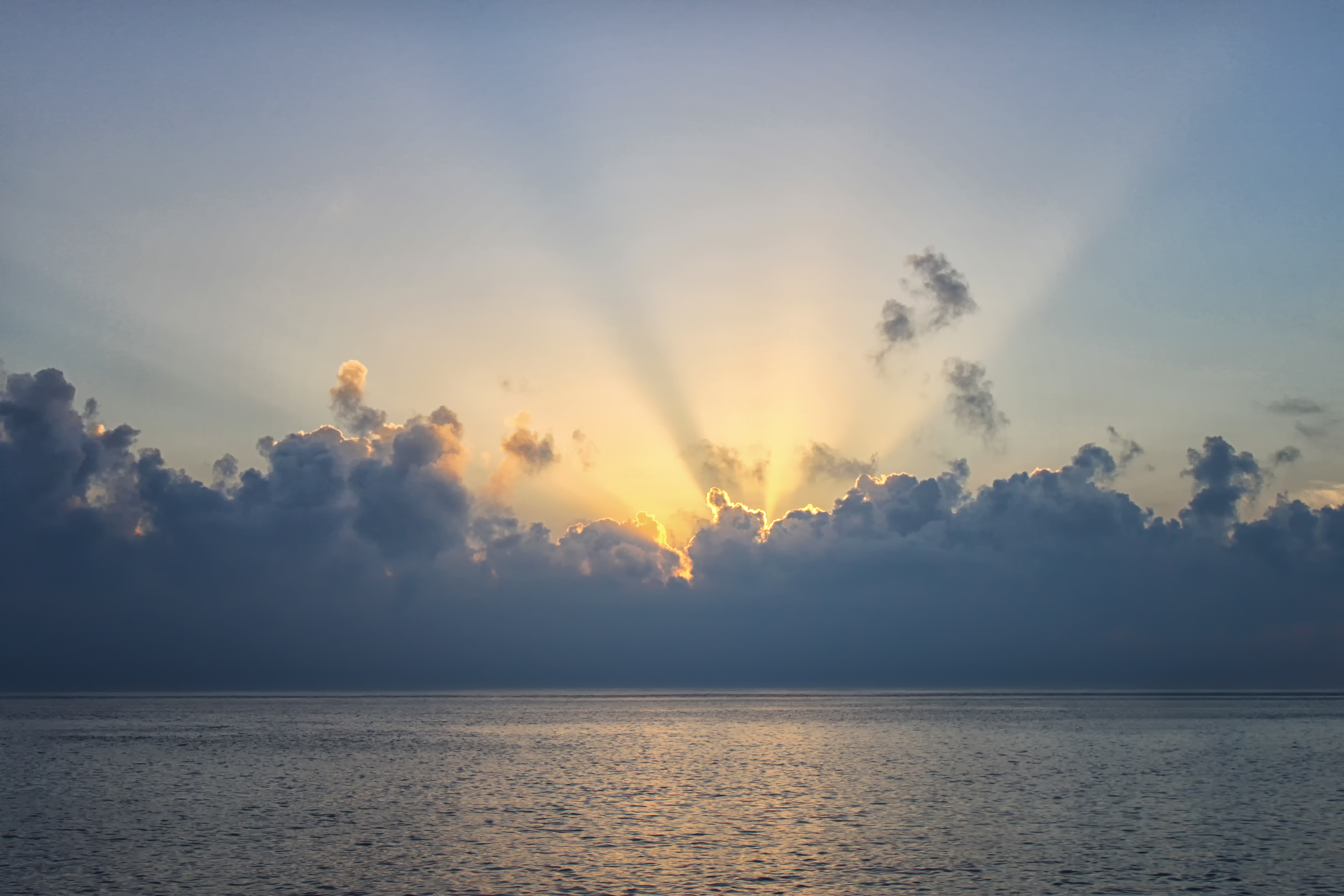 바다 일몰 구름 사이 빛내림이 어우러진 바다 해넘이 일몰 풍경 by 피어나네 저작권 없는 고화질 무료 이미지 바로가기
