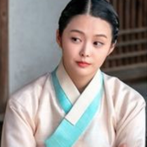 어느 한옥 방문을 배경으로 마루에 앉아 있는 사극 드라마 혼례대첩의 맹두리