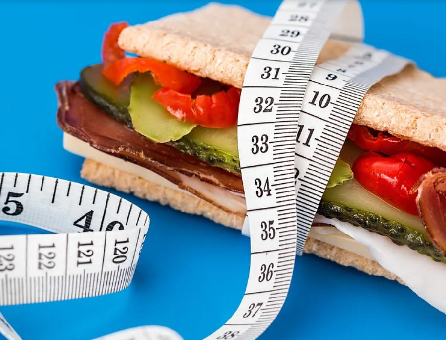 줄자를 두르고 있는 샌드위치