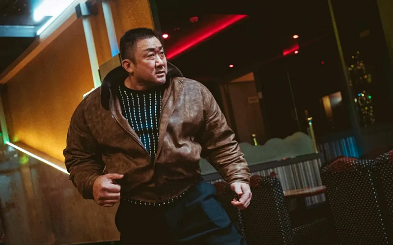범죄도시4에서 가죽 자켓을 입은 마석도 역의 마동석