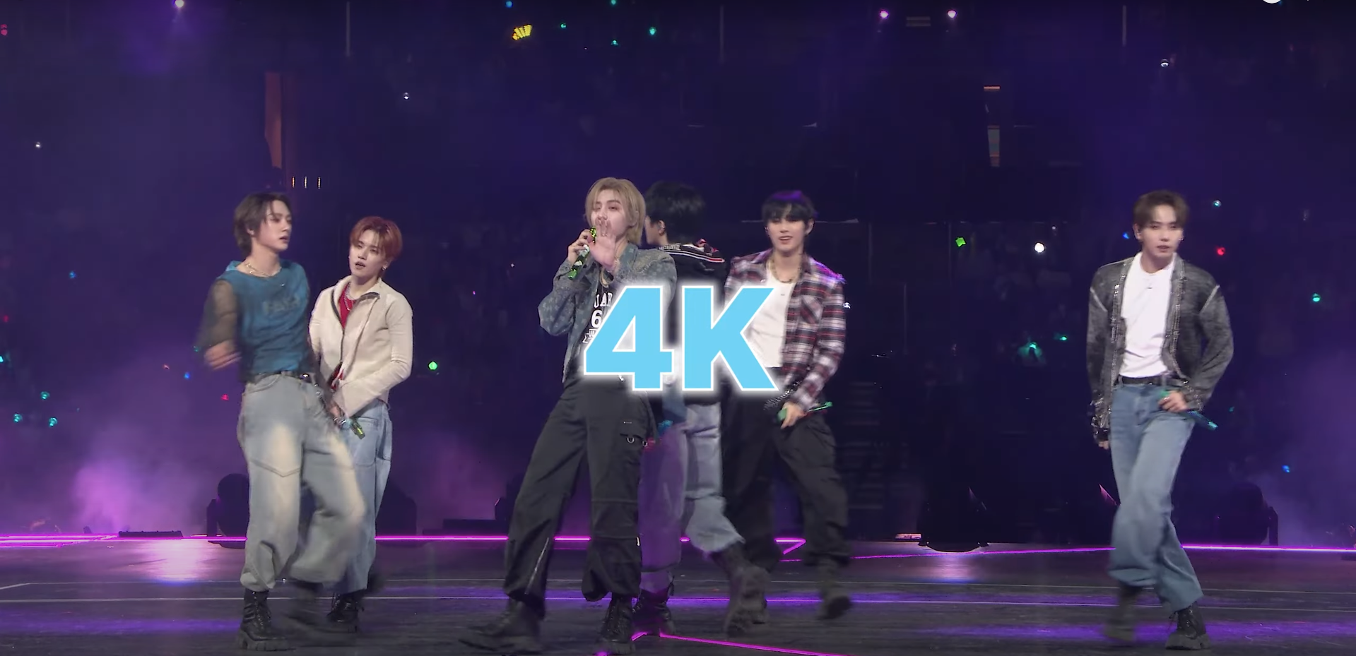 BOYNEXTDOOR KCON 무대에서 캐주얼 의상을 입고 단체 퍼포먼스를 선보이는 모습. 중앙에는 마이크를 든 멤버가 4K 영상으로 클로즈업됨.