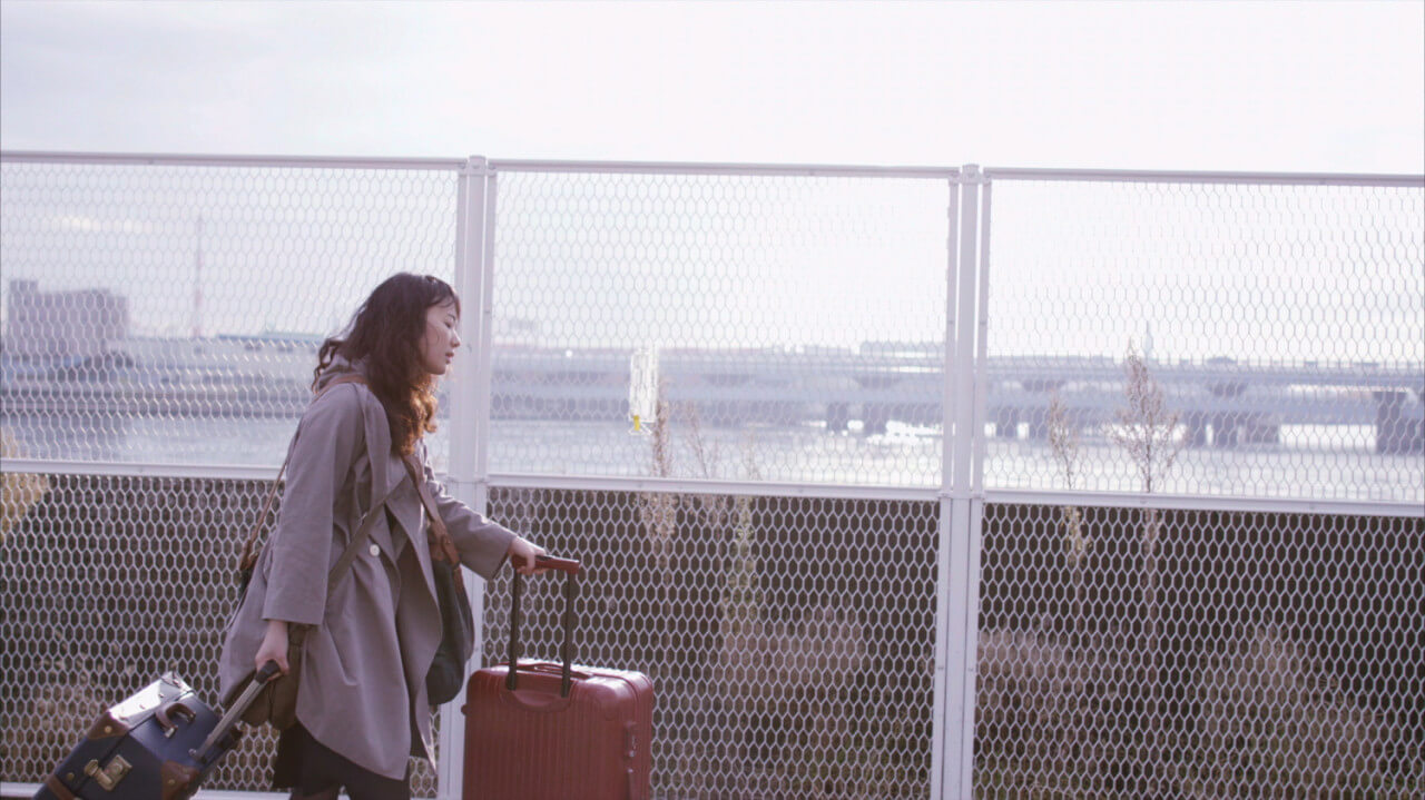 억울한 누명을 당하고 집에서 쫓겨나 캐리어 2개를 힘겹게 밀고 걸어가는 나나미