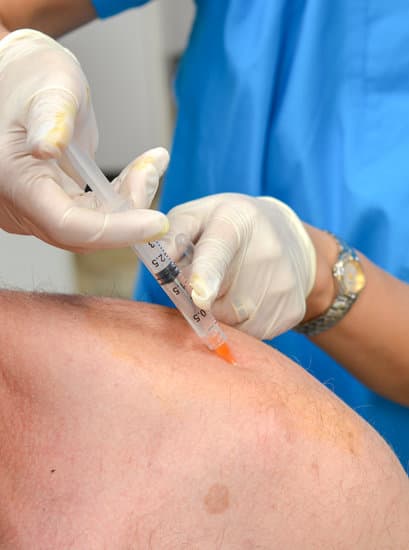 어깨 통증을 치료하기 위해 사용되는 주사 치료제