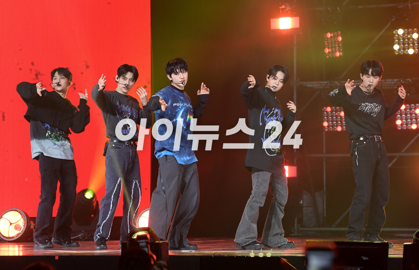 그룹 티엔엑스(TNX)가 15일 오후 서울 용산구 블루스퀘어에서 열린 TNX의 두 번째 미니앨범 &#39;러브 네버 다이즈(Love Never Dies)&#39; 쇼케이스에서 포토타임을 갖고 있다.