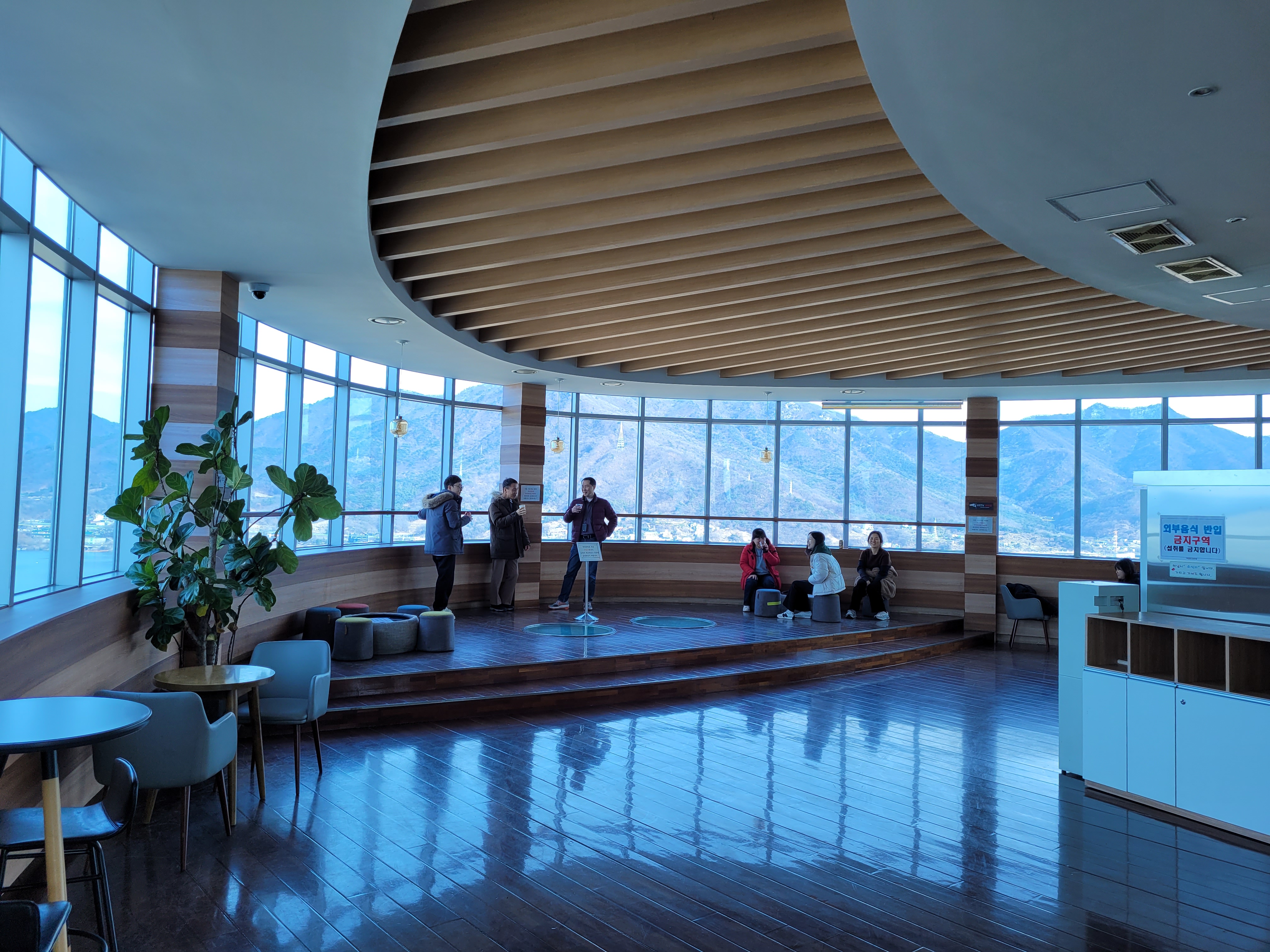 전망대의 휴식 공간과 쉬는 사람들