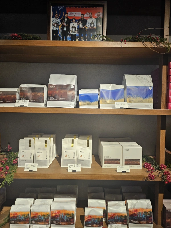 진열장-모모스바리스타상장사진-원두종류-게이샤-에스쇼콜라