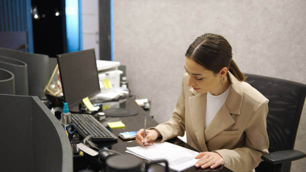 행정서사가 각종 행정 절차에 관한 서류를 작성하고 있다.