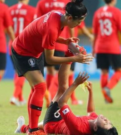 발바닥을 몸쪽으로 당기기