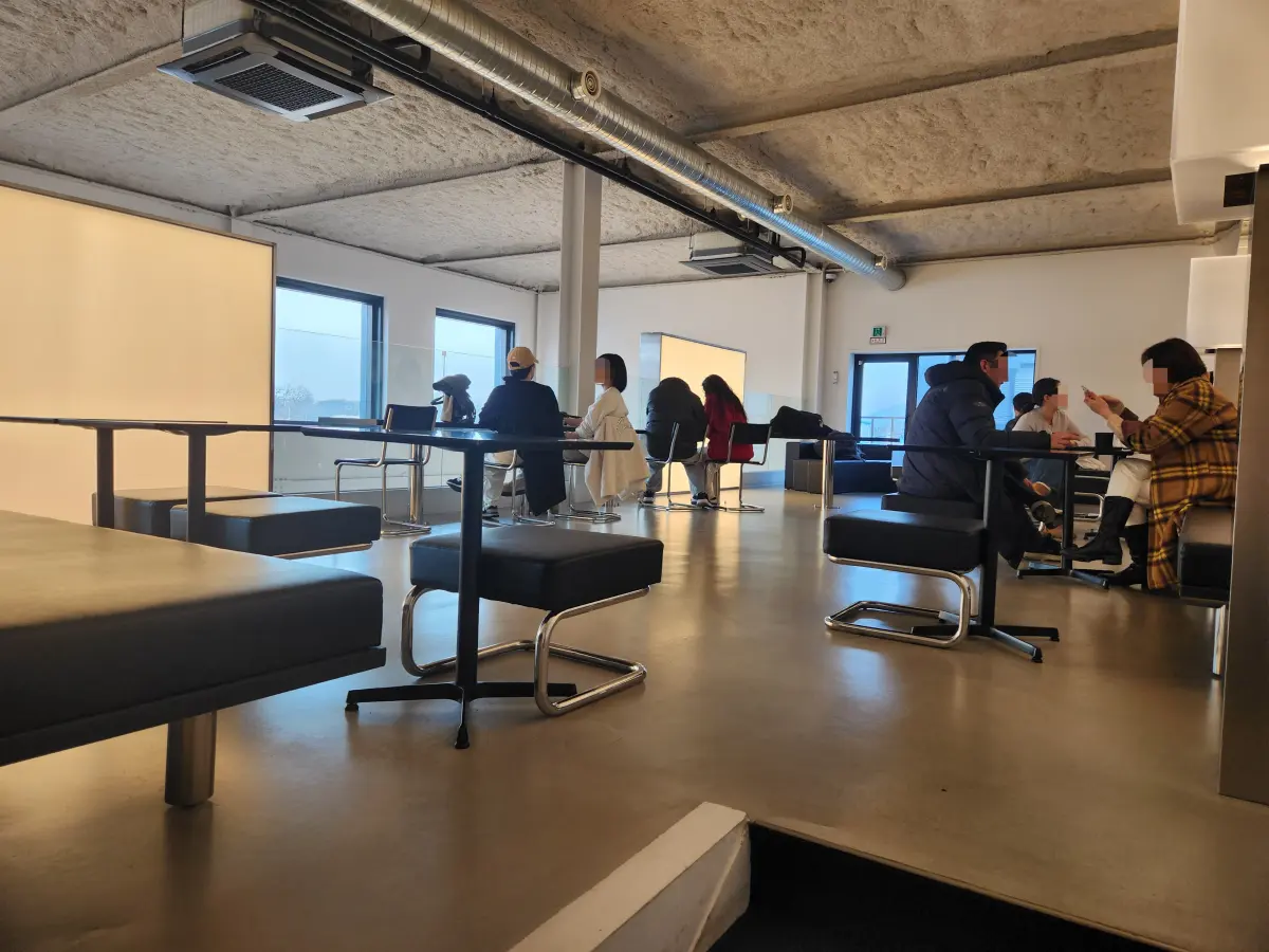 서울-근교-데이트-장소-추천-일산-성석동-숏컷로스터스-대형-카페-2층-테이블