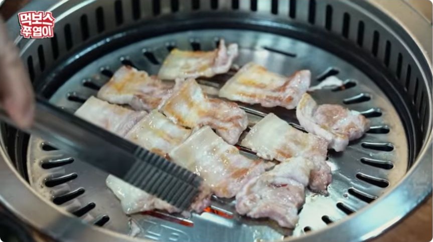 Pork belly grilling at Daechi Jeongyuk Sikdang, from Hyun Joo-yup's video