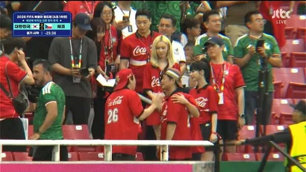 2026 북중미 월드컵 중계 보는 법 총정리｜TV&middot;모바일&middot;무료 시청 방법까지 전 세계 축구 팬들이 기다리는 2026 FIFA 북중미 월드컵이 드디어 다가오고 있습니다. 대한민국 축구 국가대표팀 역시 본선 무대를 밟게 되면서 국내 팬들의 관심도 뜨거워지고 있는데요. 하지만 막상 월드컵이 시작되면 &amp;quot;어디서 중계를 보지?&amp;quot; &amp;quot;무료로 볼 수 있을까?&amp;quot; &amp;quot;휴대폰으로 시청할 수 있나?&amp;quot; 라는 궁금증이 생기기 마련입니다. 오늘은 2026 월드컵 중계를 가장 편하게 보는 방법을 정리해보겠습니다. 2026 월드컵은 언제 열릴까? 2026 FIFA 북중미 월드컵은 개막일 : 2026년 6월 11일 결승전 : 2026년 7월 19일 까지 진행됩니다. 이번 대회는 미국&amp;#44; 캐나다&amp;#44; 멕시코가 공동 개최하며&amp;#44; 사상 처음으로 48개국이 참가하는 월드컵으로 열립니다. 국내 TV 중계는 어디서 볼 수 있을까? 아직 FIFA와 국내 방송사의 최종 중계권 계약이 모두 공개되지는 않았지만&amp;#44; 역대 월드컵 사례를 보면 다음 방송사들이 중계를 맡을 가능성이 높습니다. 예상 중계 방송사 KBS MBC SBS 2022 카타르 월드컵 역시 지상파 3사가 공동 중계를 진행했습니다. 따라서 TV만 있다면 별도의 추가 비용 없이 월드컵을 시청할 수 있을 가능성이 큽니다. 스마트폰으로 보는 방법 요즘은 TV보다 모바일 시청을 선호하는 팬들도 많습니다. 월드컵 모바일 중계는 보통 다음 플랫폼을 통해 제공됩니다. 모바일 시청 플랫폼 방송사 공식 앱 OTT 서비스 스포츠 중계 앱 특히 대한민국 경기의 경우 실시간 채팅과 하이라이트 기능까지 제공되는 경우가 많습니다. 출퇴근길이나 여행 중에도 편하게 응원할 수 있다는 장점이 있습니다. OTT로 월드컵 보기 최근 스포츠 중계의 중심은 OTT로 이동하고 있습니다. 국내에서는 다음과 같은 플랫폼들이 후보로 거론됩니다. OTT 중계 가능 플랫폼 웨이브(Wavve) 쿠팡플레이 티빙(TVING) 다만 중계권 계약에 따라 실제 제공 여부는 달라질 수 있으므로 대회 개막 전 반드시 확인하는 것이 좋습니다. 무료 시청도 가능할까? 네&amp;#44; 가능합니다. 지상파 방송이 중계를 맡는다면 누구나 무료로 시청할 수 있습니다. 무료 시청 방법 TV 지상파 방송 방송사 공식 홈페이지 방송사 모바일 앱 별도의 유료 가입 없이도 대한민국 대표팀 경기를 응원할 수 있는 셈입니다. 해외에서 월드컵 보는 방법 해외 거주 중인 경우에는 국가별 공식 중계 플랫폼을 이용하면 됩니다. 대표적인 해외 중계사는 다음과 같습니다. 해외 주요 중계사 미국 : FOX Sports 영국 : BBC&amp;#44; ITV 일본 : NHK&amp;#44; TV Asahi 거주 국가에 따라 중계 채널이 달라질 수 있으니 사전에 확인하는 것이 중요합니다. 대한민국 경기 알림 설정하는 법 월드컵은 대부분 새벽 시간대에 열릴 가능성이 높습니다. 놓치지 않기 위해서는 알림 설정을 추천합니다. 알림 설정 방법 스마트폰 캘린더 등록 스포츠 앱 알림 설정 포털 경기 일정 구독 특히 대한민국 경기만 따로 등록해두면 편리하게 응원할 수 있습니다. 월드컵을 더 재미있게 즐기는 팁 월드컵은 혼자 보는 것도 좋지만 함께 즐길 때 더욱 재미있습니다. 추천 방법은 다음과 같습니다. 가족과 함께 TV 시청 친구들과 응원 모임 치킨과 야식 준비 거리응원 참여 응원 유니폼 착용 특히 대한민국 대표팀 경기 날에는 전국 곳곳에서 뜨거운 응원 열기를 느낄 수 있을 것으로 기대됩니다. 마무리 2026 북중미 월드컵은 역대 최대 규모로 펼쳐지는 만큼 중계 방식도 더욱 다양해질 전망입니다. TV&amp;#44; 모바일&amp;#44; OTT 등 자신의 생활 패턴에 맞는 방법을 미리 준비해두면 대한민국 대표팀의 소중한 순간을 놓치지 않고 함께할 수 있습니다. 손흥민과 태극전사들이 만들어갈 새로운 월드컵의 역사를&amp;#44; 가장 편한 방법으로 즐겨보시기 바랍니다. SEO 키워드 월드컵 중계 보는 법&amp;#44; 2026 월드컵 중계&amp;#44; 월드컵 무료 시청&amp;#44; 대한민국 축구 중계&amp;#44; 월드컵 OTT&amp;#44; 월드컵 모바일 시청&amp;#44; 월드컵 TV 중계&amp;#44; 북중미 월드컵 중계&amp;#44; 손흥민 경기 중계&amp;#44; 월드컵 시청 방법