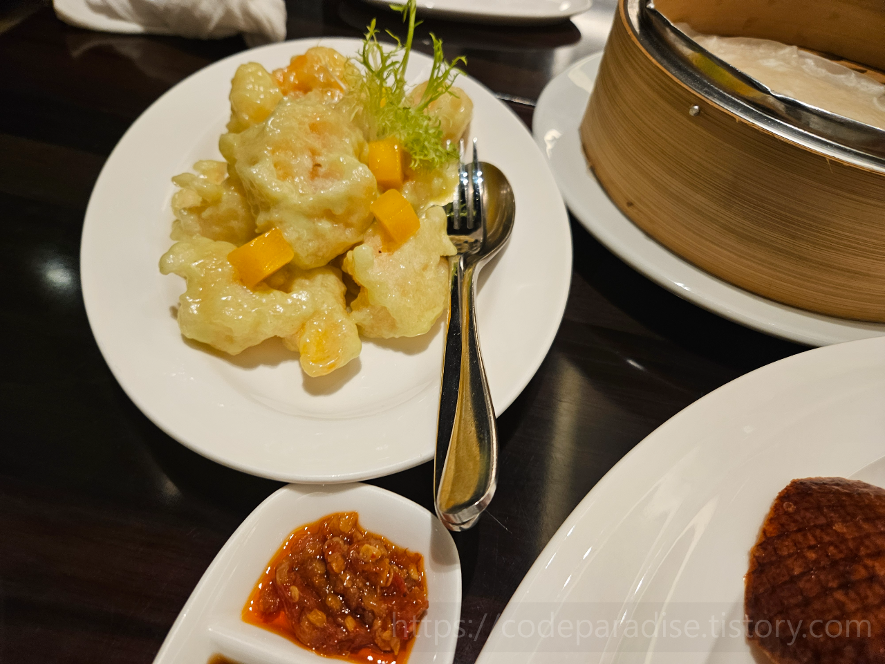 ํธํ
์ฌ์ง