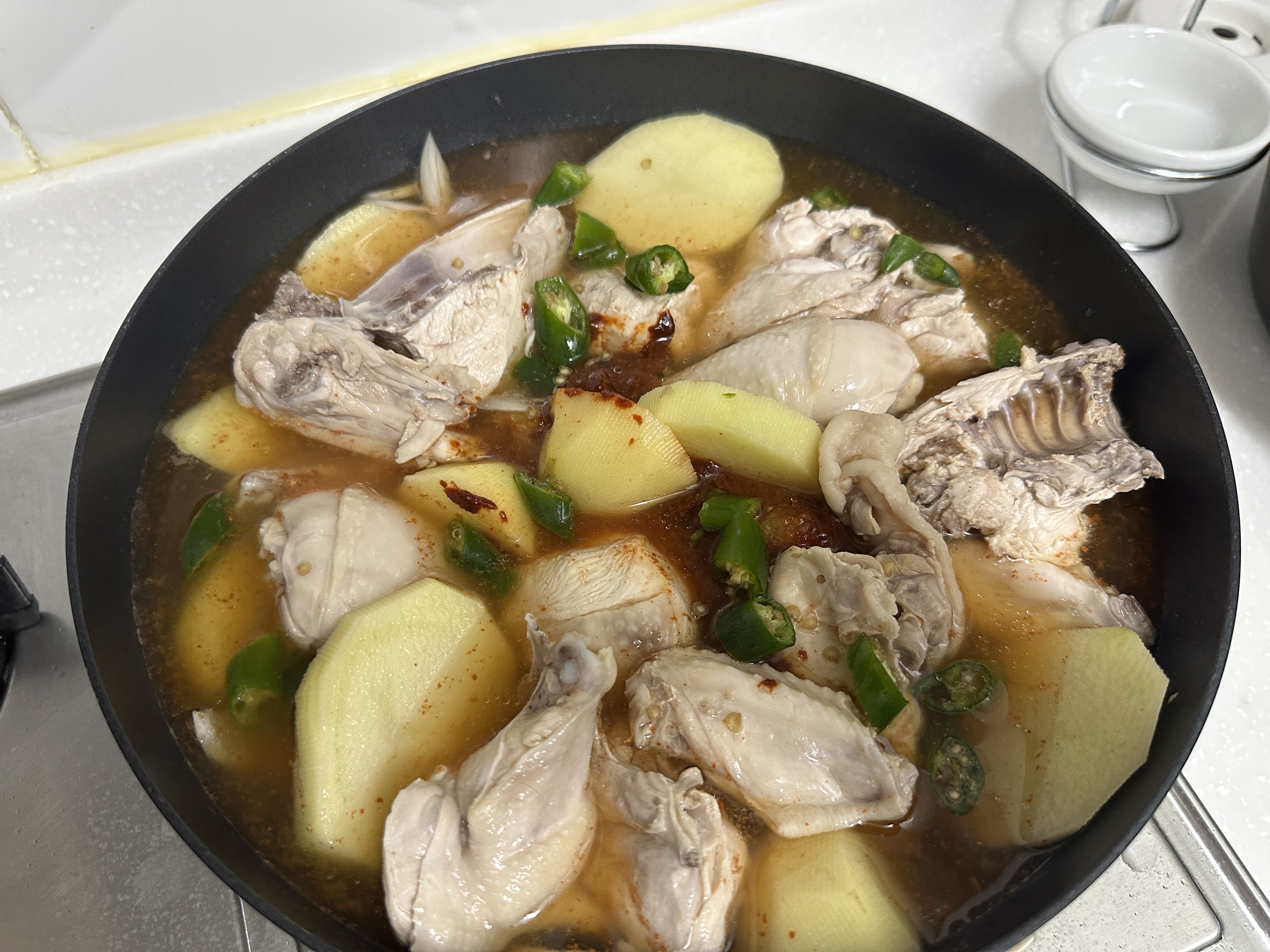 물에 양념장 넣고 끓음