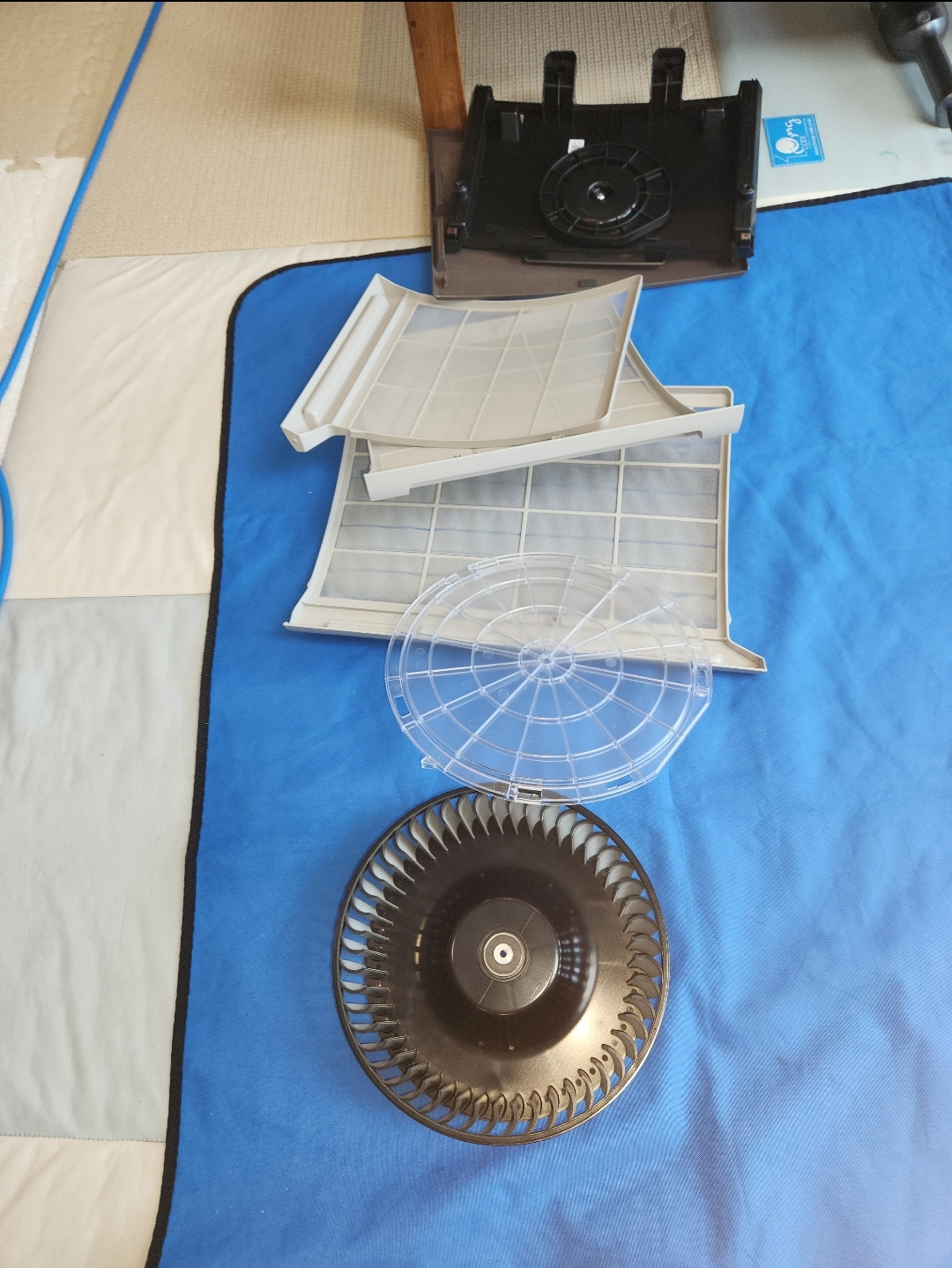 청소를 위에 에어컨 팬을 분해한 이미지