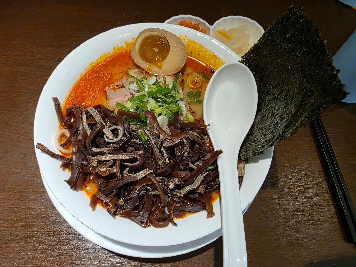 앵그리 카라이라멘과 두 배 목이버섯 토핑