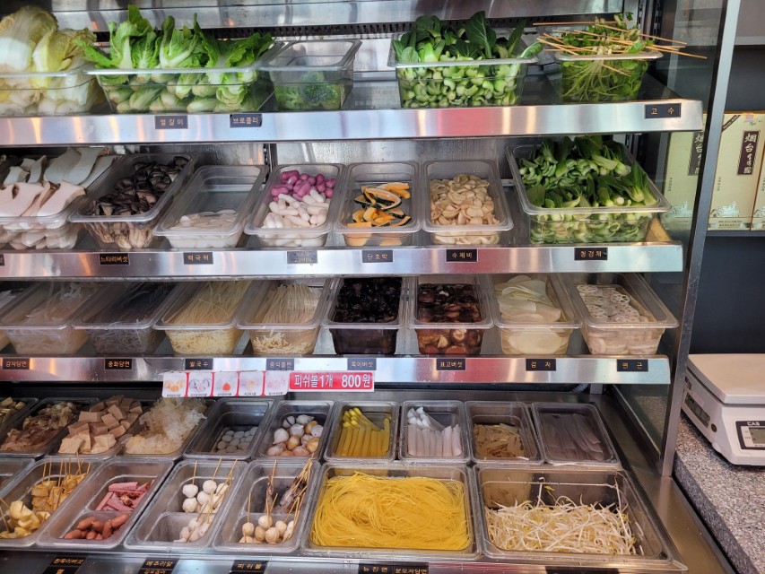 마라공방 재료 셀프바 채소 버섯 면 종류 다양하게 진열