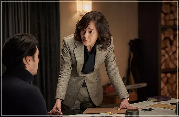 영화-자백-유민호에게-자백을-얻어내는-양신애-변호사