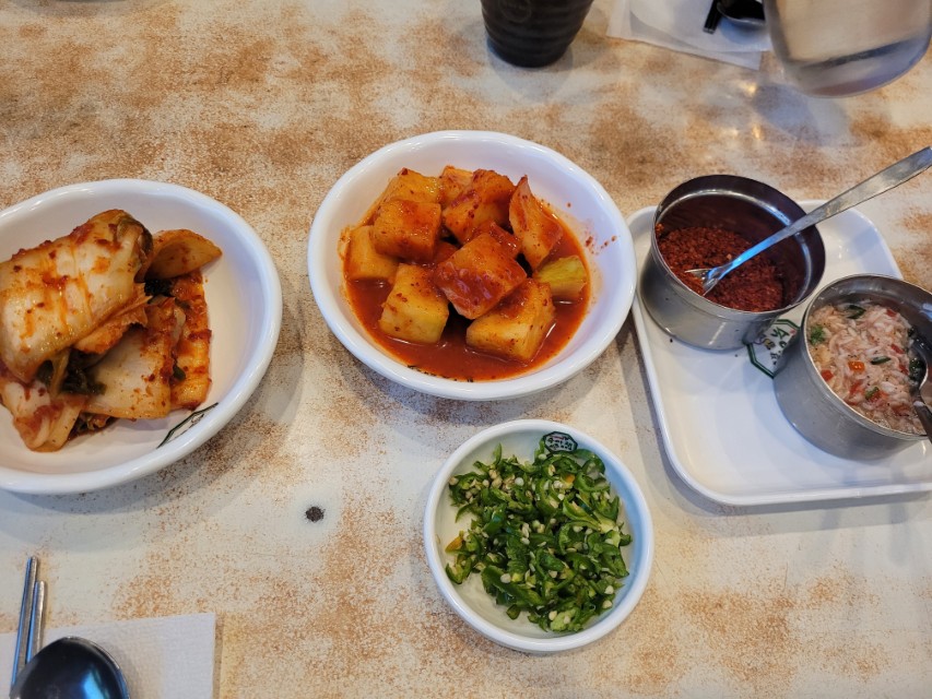 김치 깍두기 청양고추 기본 반찬 구성