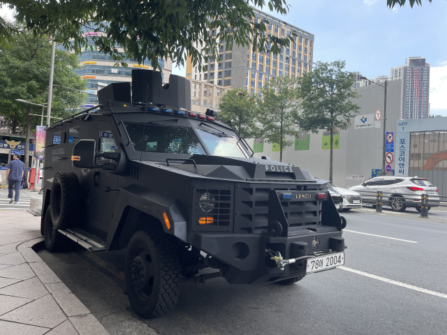 5일 대구 중구 중앙로역에 경찰 특공대 장갑차가 배치됐다. 경찰은 다중밀집 등 범죄우려 지역에 순찰 활동을 강화하기 위해 이날 거점 근무를 실시 중이다.