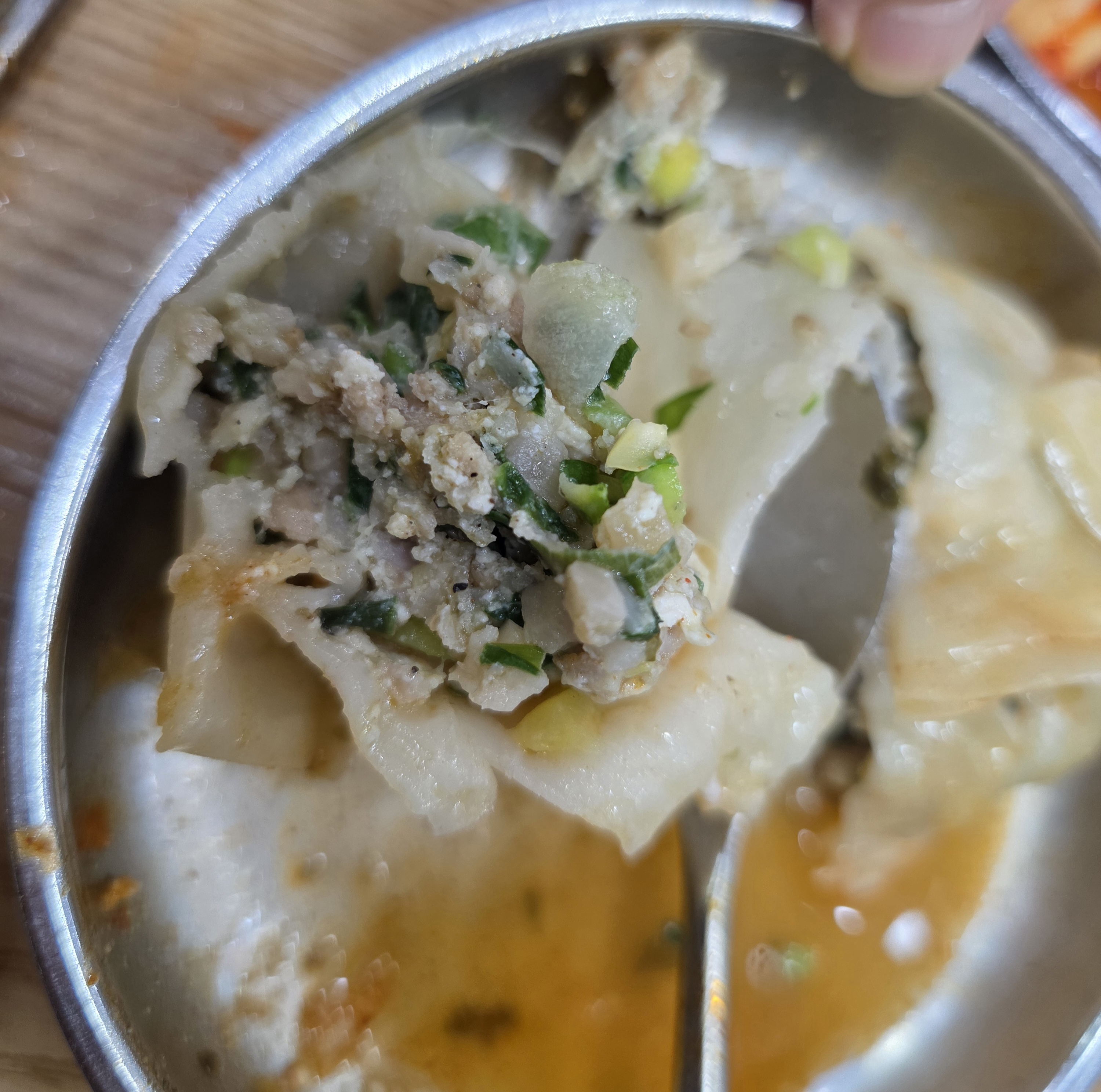 북촌손만두 고기만두 속재료 단면 클로즈업