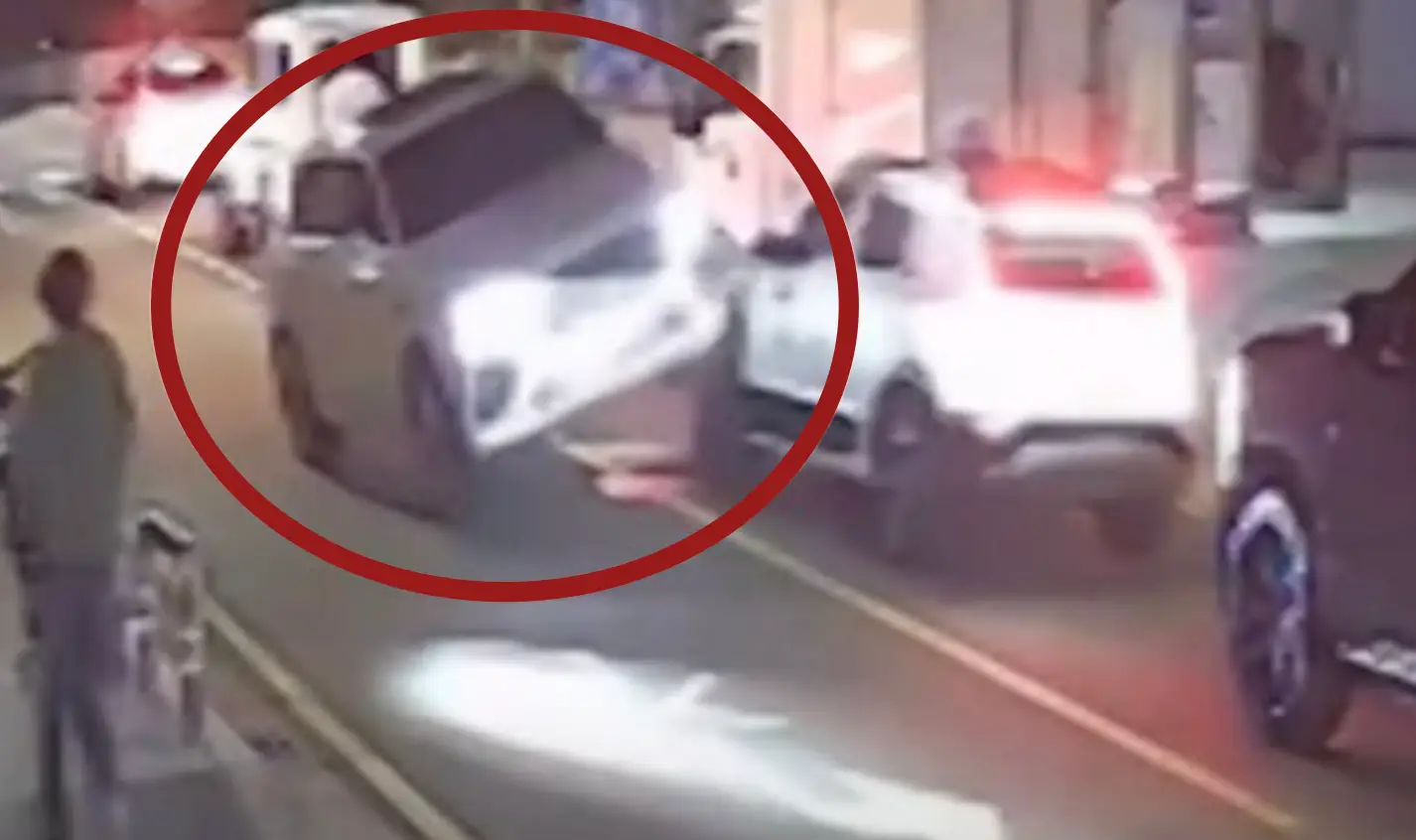 도로 위 마주보는 흰자동차 두대중 좌측 차량이 우측차량 위로 올라간 상태의 차량 붉은색 동그라미 테두리