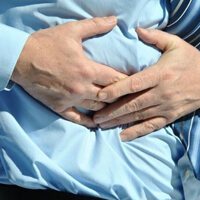 신장이-아파-만지는-사람