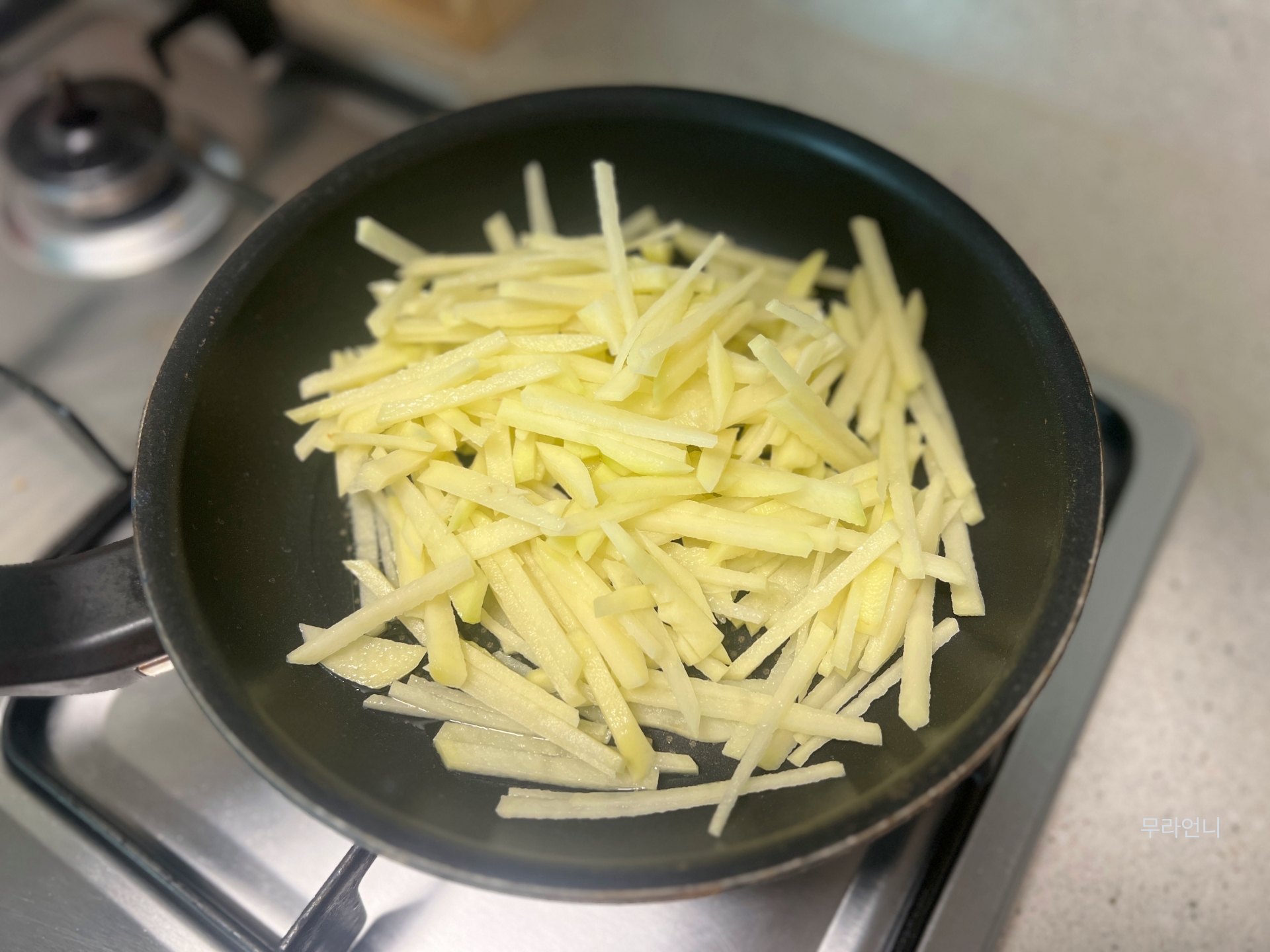 중불에 놓고 감자채를 먼저 넣어요