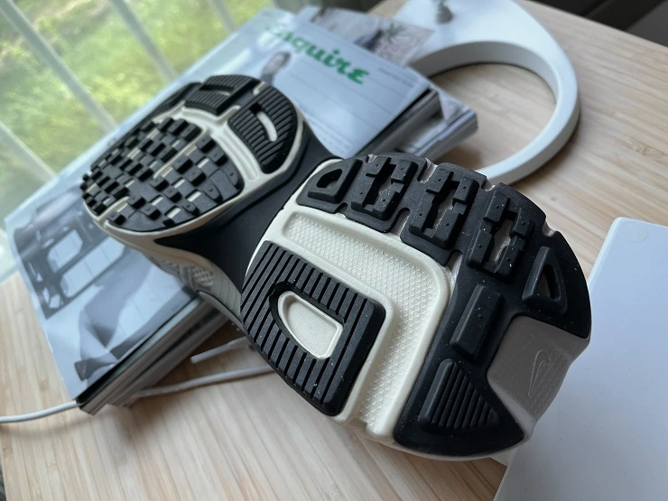 V2K 밑창, 하얀 점들은 먼지가 아니고 재생 소재 고무