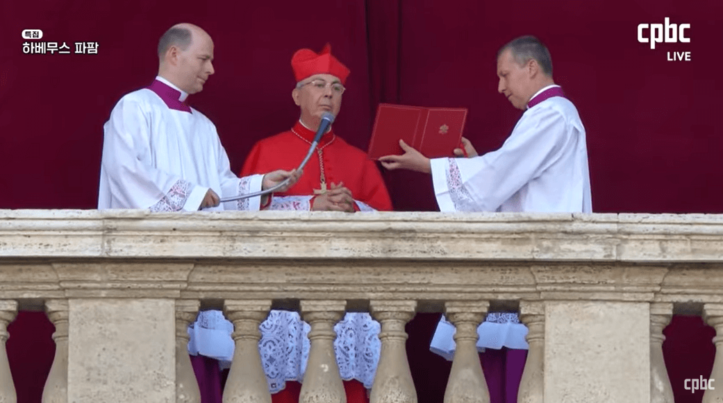 교황 레오 14세 선출 발표 (로버트 프란시스 프레보스트 추기경)
