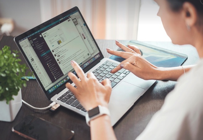 노트북으로 일하고 있는 모습