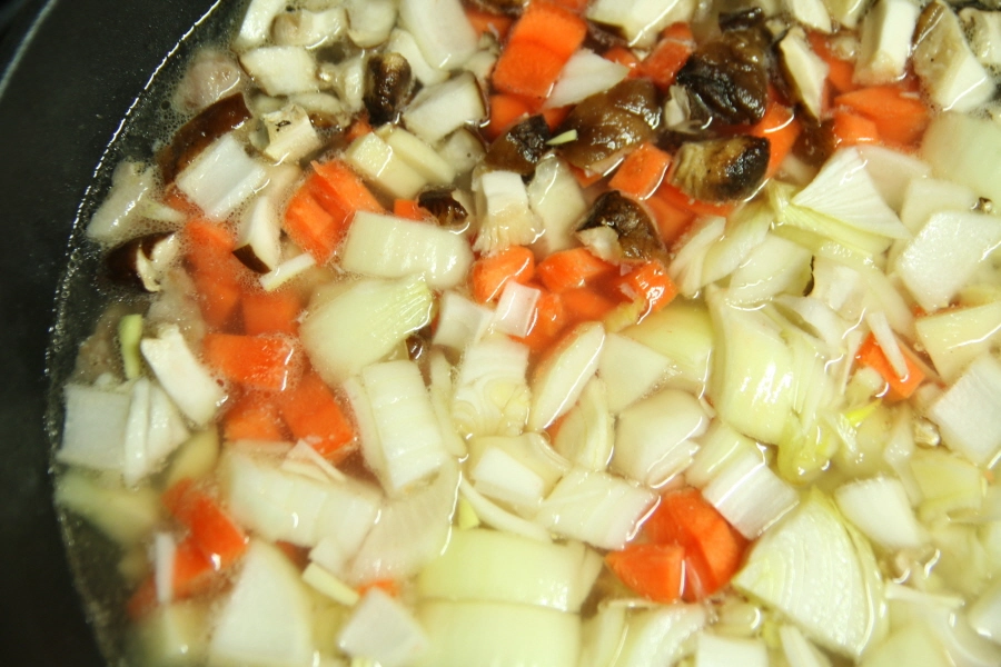 재료 볶는 모습