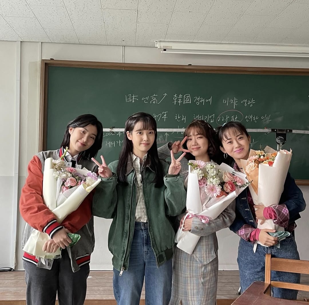금명과 금명의 대학교 친구들이 브이를 하고 찍은 사진