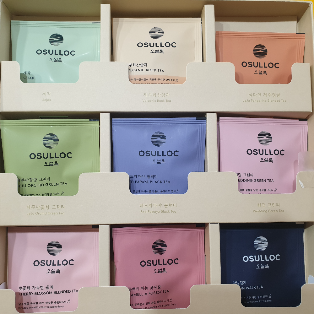 9개의 정사격 칸막이에 각각 색이 다른 티백 패키지가 보인다.