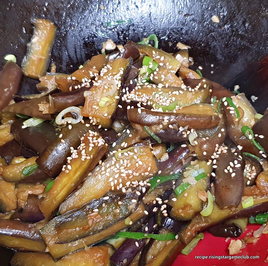 가지 볶음에 통깨를 뿌린 사진