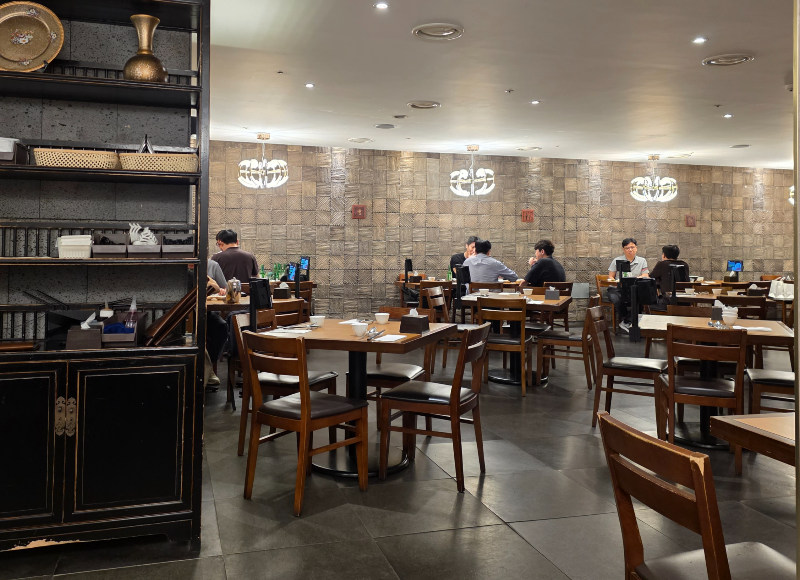 루씽 중식당 실내 모습. 테이블이 있다.