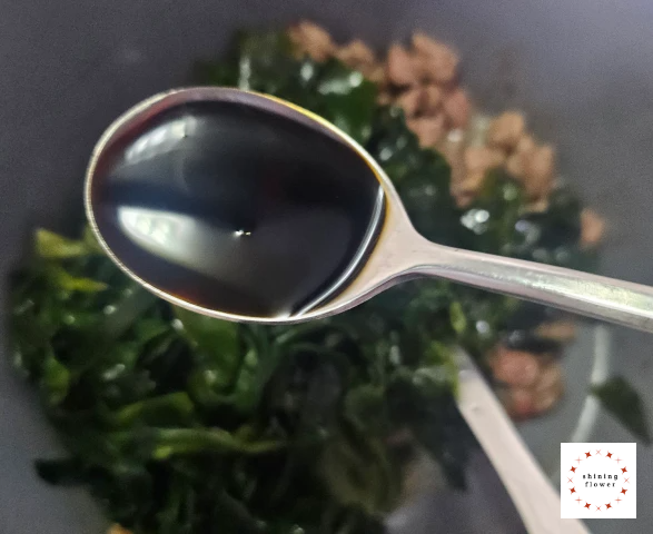 소고기미역국-소고기 볶은 후 불린 미역 넣고 국간장 넣어 볶기