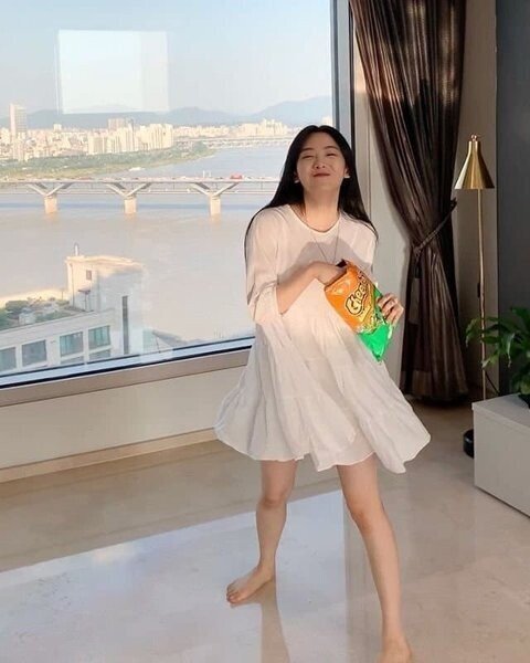 과자 먹으면서 웃고 있는 조이현의 모습