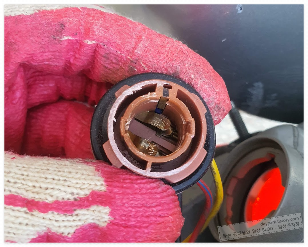 SM5뉴임프 - 눌러붙은 전구를 제거한 소켓