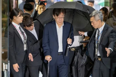 백현동 개발 특혜 의혹 관련 재판-백현동 개발 특혜 의혹에 대한 공판에서 이재명 대표가 법정에 출석하는 모습.