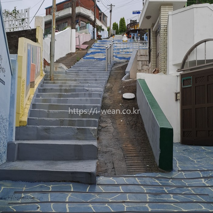 서피랑으로 오르는 계단입니다.