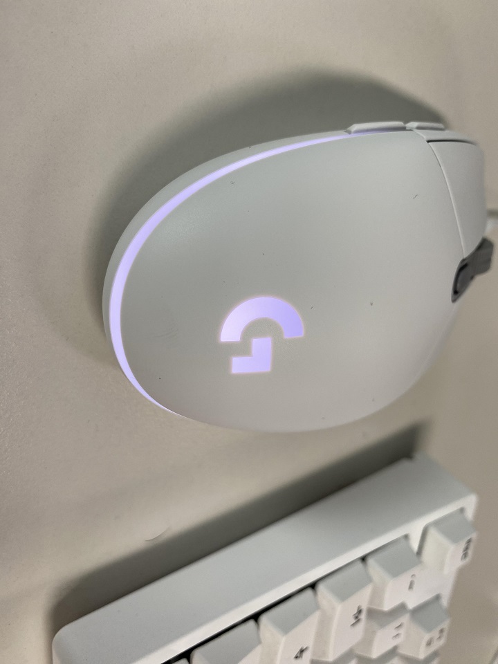 흰색-마우스의-은은한-라이트닝-효과