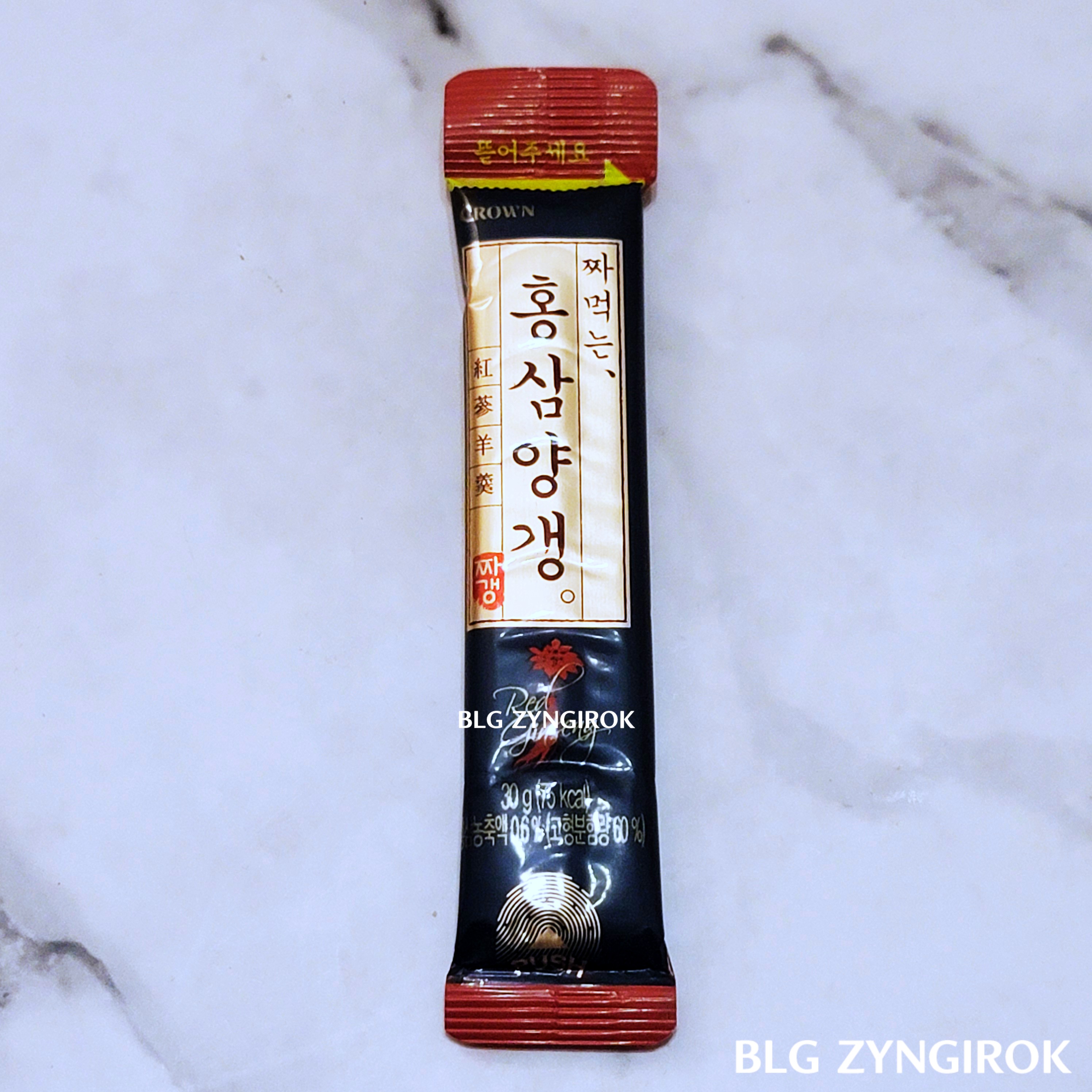 홍삼양갱-스틱-하나가-테이블-위에-놓여있다.