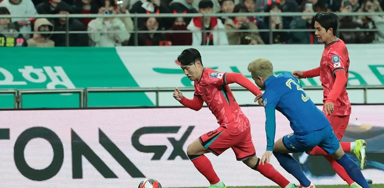 태국전-
붉은유니폼을 입은 한국선수 2명이 공을 차고 이를 막는 파란 유니폼의 태국선수