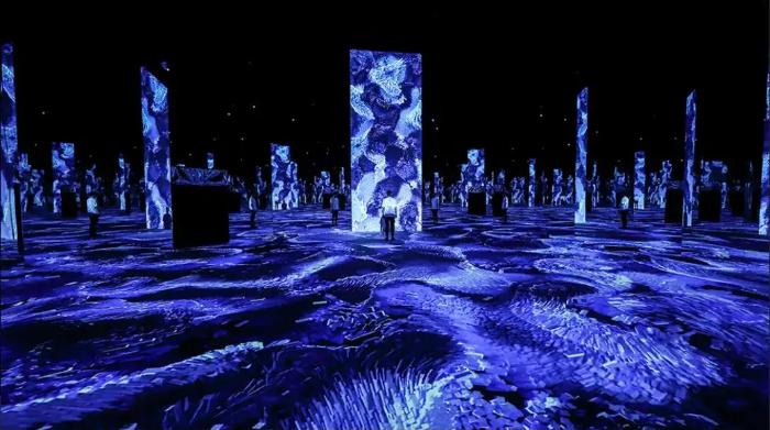 관람객이 예술품앞에 서있는 사진