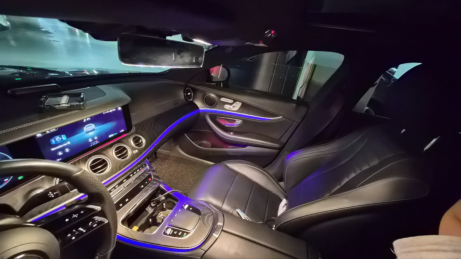 벤츠 E클래스 실내등 전체 켜진 모습, 운전석·조수석 독서등 포함