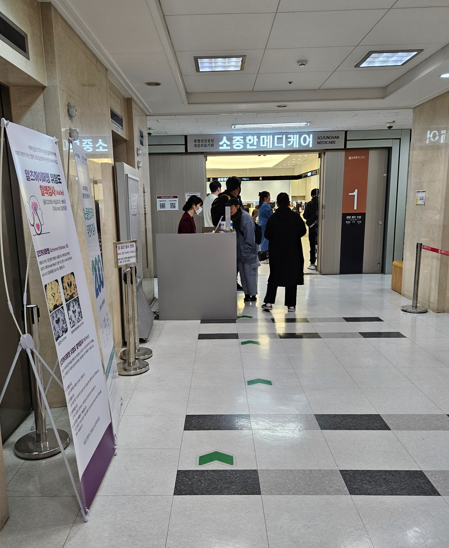 소중한메디케어 종합건강검진센터 입구의 안내 데스크